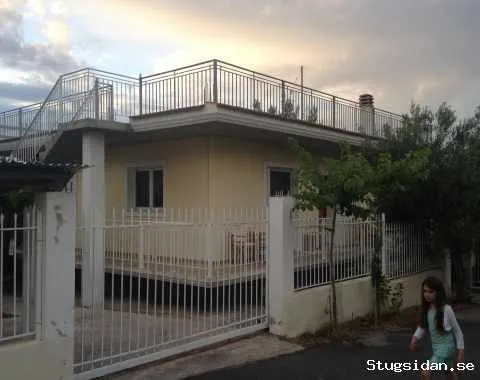 Insynsskyddad vacker villa med nära till strand