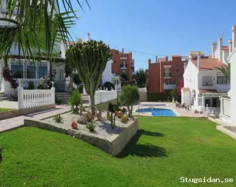 Radhus i tre plan, söderläge med havsutsikt på La Mata