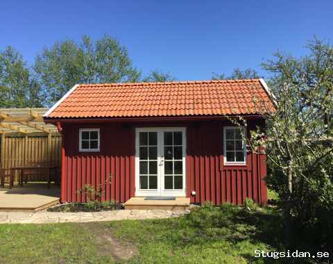 Liten stuga på gård nära sandstrand och Kullaberg