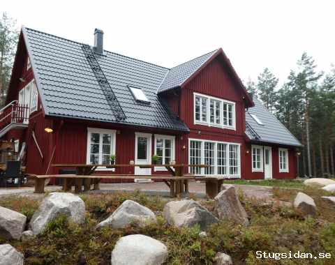 Nybyggt hus med sjöutsikt i Smålands Trädgård