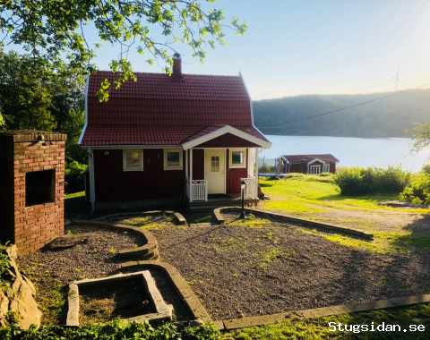 Idylliskt hus vid vacker insjö på västkusten