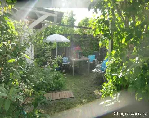 Vid Väddö kyrka. Bad 900 mtr. 5 min SL-buss