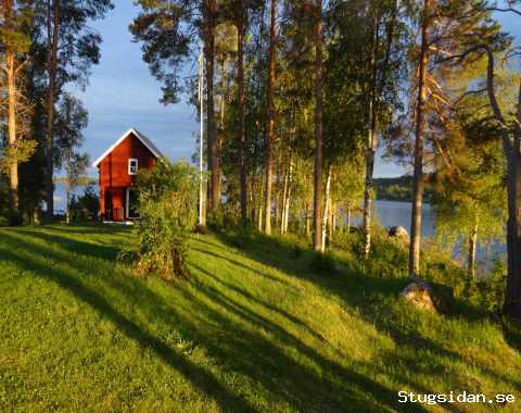 Jättemysig timmerstuga vid sjön med KANOT, BASTU, ELDPLATS