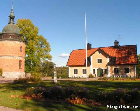 Stor slottsflygel vid sjön båven