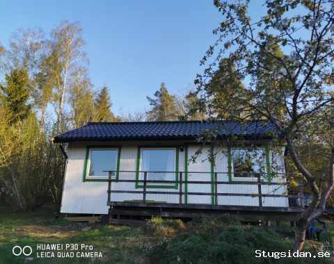 Nyrenoverad sjönära stuga i hjärtat av Sörmland