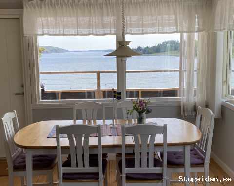Fin och modern stuga m sjöutsikt vid Dalbystrand