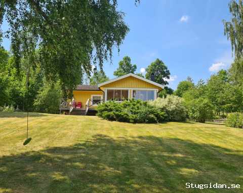 Mysig stuga med sjöutsikt. Stor inhägnad tomt. Bra för hund&barn. Braskamin.