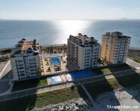Lägenhet på Medelhavsstranden med utsikt mot båda haven