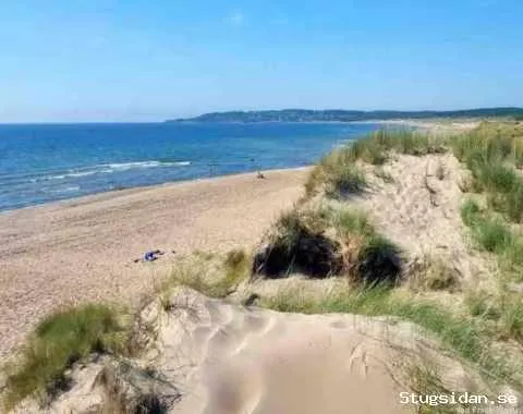 Stuga med stor tomt och närhet till havet med härlig strand i Haverdal (Skallen)