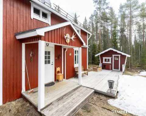 Charmig 1.5-plansvilla/stuga vid kusten. Vedeldad bastu, lusthus, havsutsikt