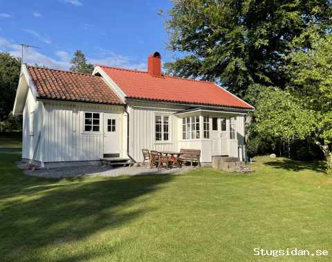 Charmigt torp i Bohuslän uthyres med närhet till golf och salta bad.