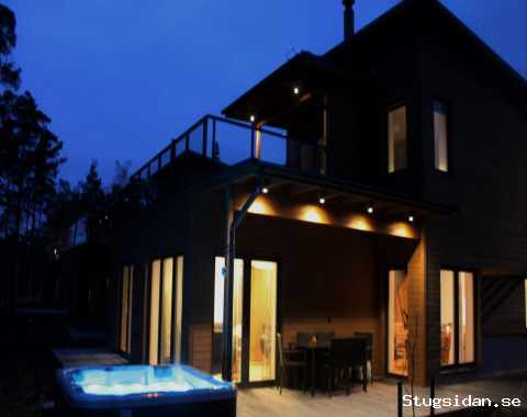 Modern villa 30 meter från inloppet till färjehamnen.