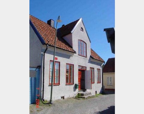 Mysig trea med lugnt läge innanför ringmuren