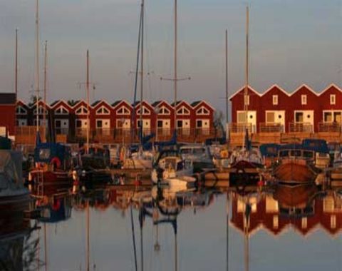Upptäck mysiga Sunnanå hamn vid Vänern