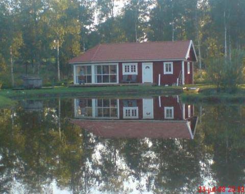 Stuga med egen damm