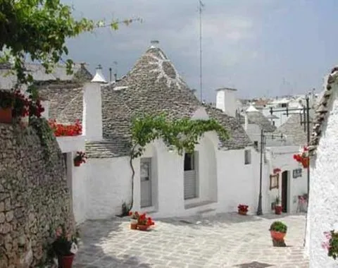 HOLIDAYS AMONG TRULLI