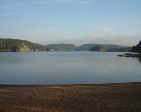 Charmig stuga vid härlig badsjö