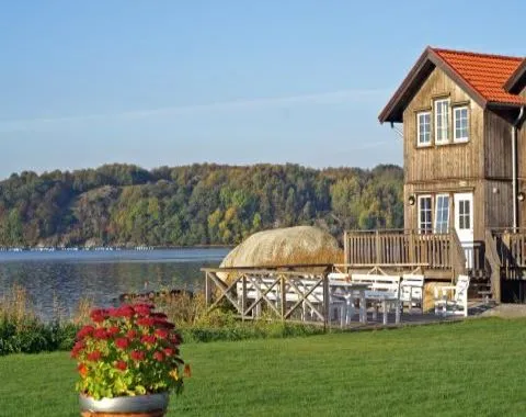 Bo i Bohuslän vid strandkanten på Orust