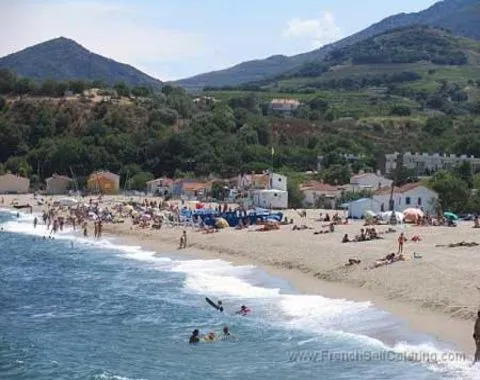 Lugnt belägen villa i en dalgång endast 15 minuter från Medelhavet