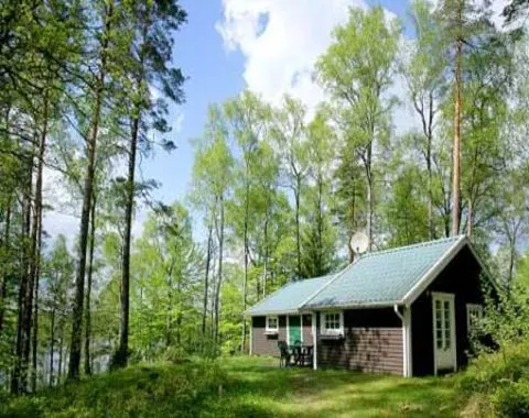 Mysig stuga i skogen, på sjötomt med egen brygga + båt