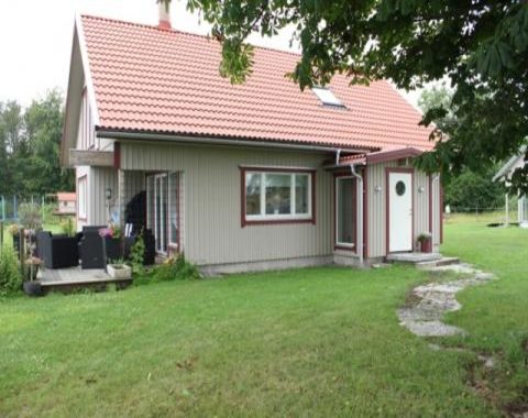 Stor nybyggd stuga med havsutsikt och vedeldad badtunna