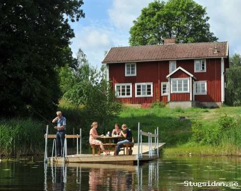 Stuga i Småland 20 m från sjö och egen sandstrand båt och brygga