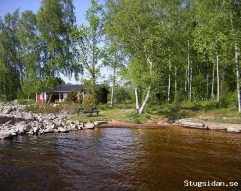 Stuga i Småland vid sjö egen strand båt och brygga