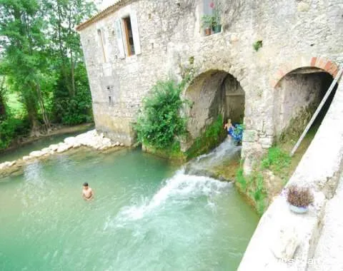 Mysig kvarn i närheten av Toulouse nära floden