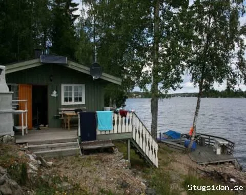 Stuga helt inntill vatnet, også fredag til søndag, kr, 800,-