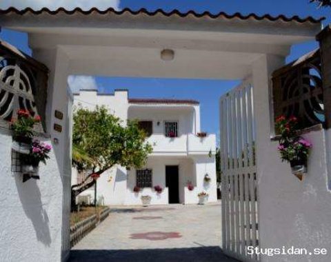 Strandnära lägenhet i villa med egen ingång