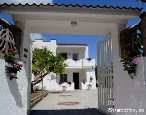 Strandnära lägenhet i villa med egen ingång