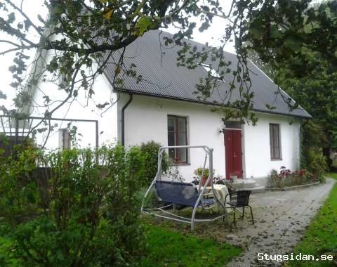 Flygelbyggnad i vacker parkmiljö