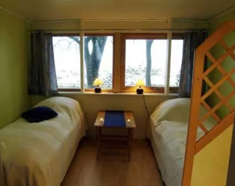 Se solen gå ner i havet utanför ditt fönster.