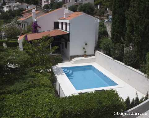 Villa med privat pool och havsutsikt, 60m från en stenstrand