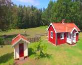 Rotes Huschen mit weien Knoten im idyllischen Kuggeboda