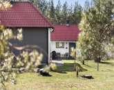 Två bostadshus med pool och spabad