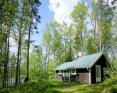 Mysig stuga i skogen, p sjtomt med egen brygga + bt