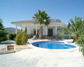 Villa mit privatem Pool und Blick auf das Meer.