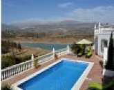 Vacker villa med utsikt över sjön Viñuela
